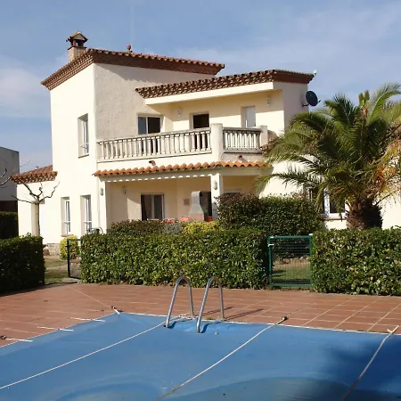 Spacious In With Swimming Pool Vilacolum