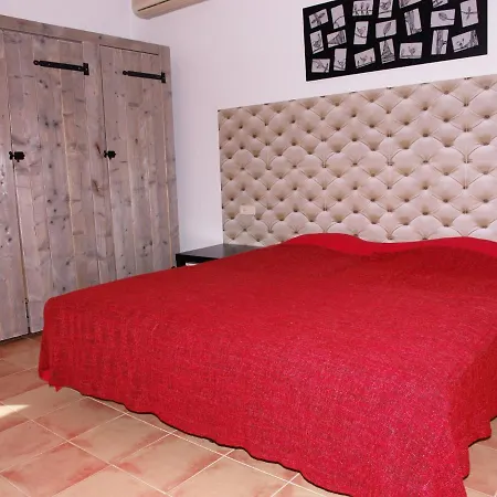 Villa Spacious In With Swimming Pool