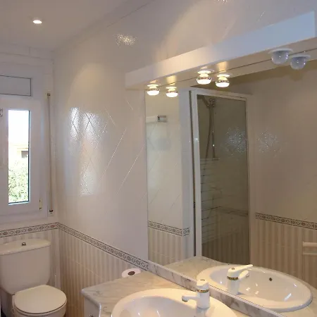 Spacious In With Swimming Pool *